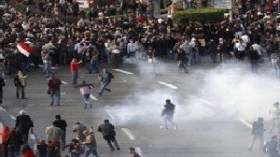 اشتباكات بين قوات الأمن ومحتجين في وسط القاهرة ومصر تحظر الاحتجاجات