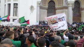 آلاف المتظاهرين في الجمعة الثامنة من الحراك الشعبي