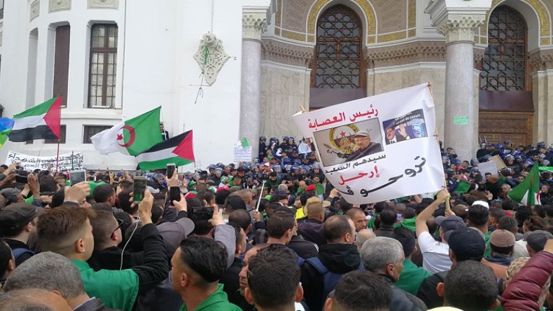 آلاف المتظاهرين في الجمعة الثامنة من الحراك الشعبي