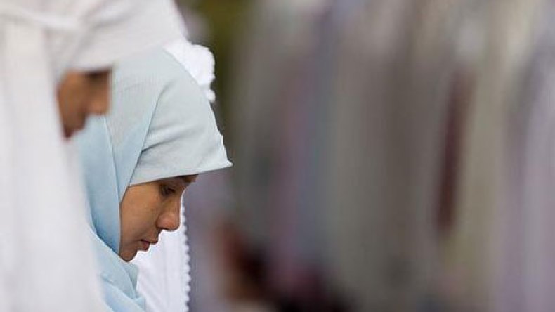 راحة النفوس: أهلي يحثوني على الصلاة ولكن يرفضون تحجبي