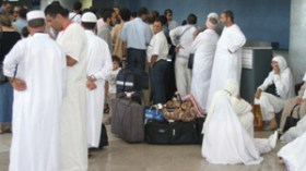 مخاوف من احتجاز الحجاج الجزائريين بسبب تأخر التأشيرات ووثائق السفر