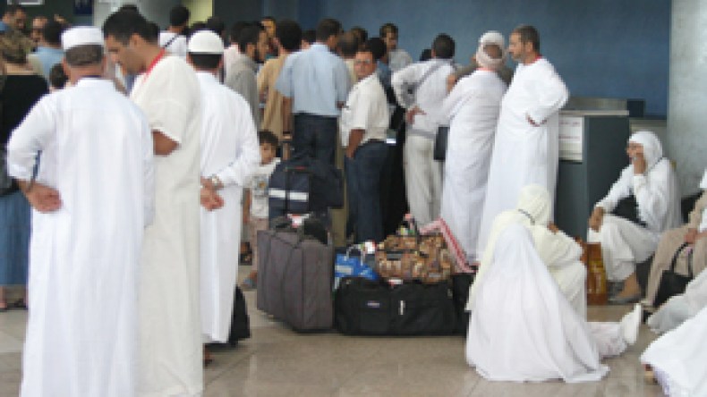 مخاوف من احتجاز الحجاج الجزائريين بسبب تأخر التأشيرات ووثائق السفر