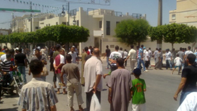 مواطنون يهددون بحرق مقر الولاية وآخرون يلوحون بالانتحار في غليزان