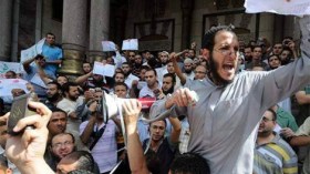 سلفيو مصر: تقبيل رأس “السيسي” واجب شرعي !