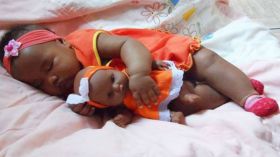 أطفال يشبهون الدمى التي يلعبون بها!