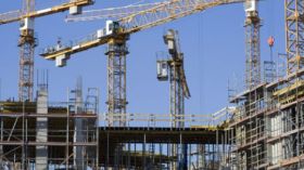 الجزائر تراجع قانون الاستثمار