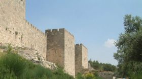 إسرائيليات يرقصن بالقرب من سور الأقصى “بملابس فاضحة”..