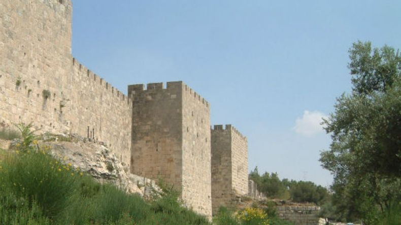 إسرائيليات يرقصن بالقرب من سور الأقصى “بملابس فاضحة”..