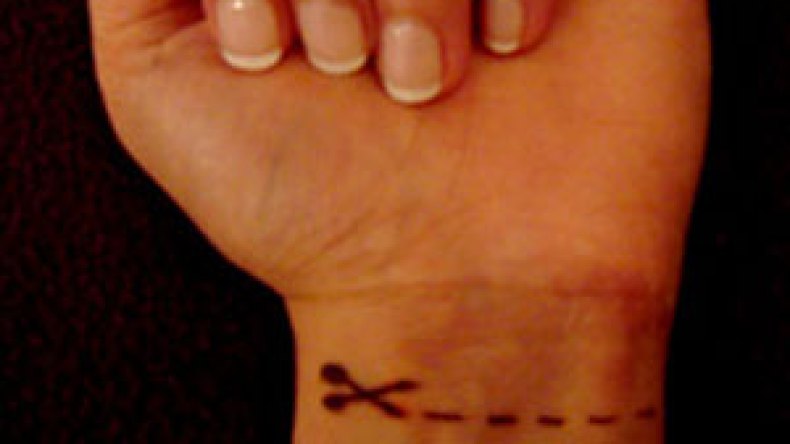 تلميذ كسر زجاج النافذة وقطّع شرايينه وآخر شرب ''روح الملح''