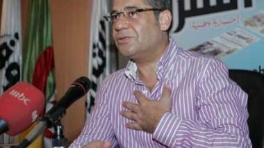 « Je suis Algérien jusqu’à la mort » : Echorouk honore Mostafa Al Agha et lui offre un bouclier et un burnous