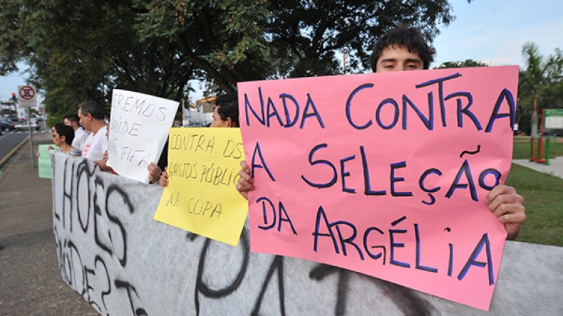 الرافضون للمونديال: لسنا ضد الجزائر.. مشكلتنا مع الحكومة البرازيلية وبلاتير