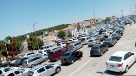 طوابير لا متناهية من السيارات أمام مراكز الحدود مع تونس