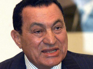 Le président égyptien Hosni Moubarak arrive à Alger