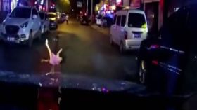 فيديو صادم لطفلة تقف وتمشي بعد دهسها بسيارة!