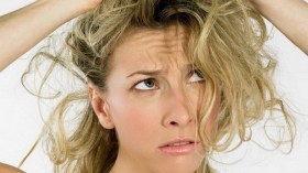 6 طرق طبيعية لفرد الشعر في المنزل