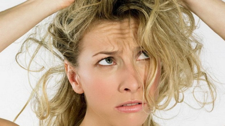 6 طرق طبيعية لفرد الشعر في المنزل