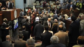 نواب المعارضة يحتجون داخل قبة البرلمان