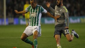 “قادير” يرتدي زيا نسائيا الأحد!