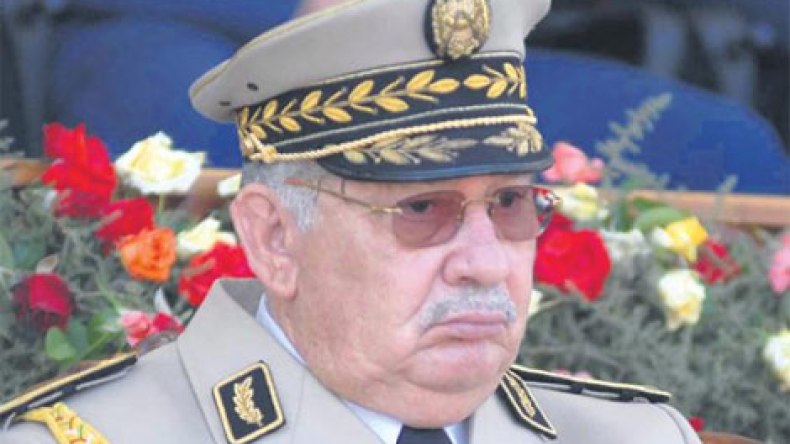 قايد صالح يستقبل رئيس الأركان العامة للقوات البرية البريطانية
