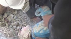 لحظة انتشال طفلة سورية من تحت الأنقاض