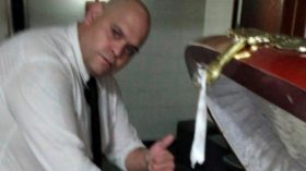 طرد عامل جنازة بسبب سيلفي مع كفن مارادونا