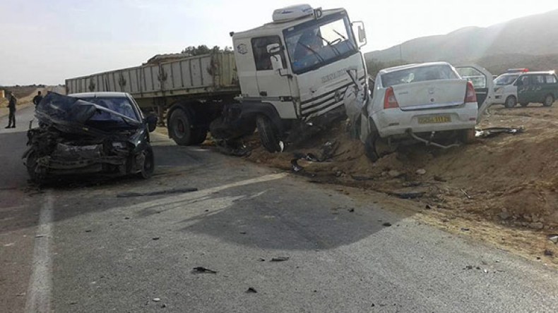 خمسة قتلى في حادث اصطدام شاحنة وحافلة جنوب عين صالح