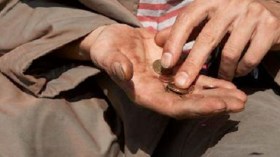 معوق حركيا يتسول في الشوارع لتلبية حاجيات أسرته