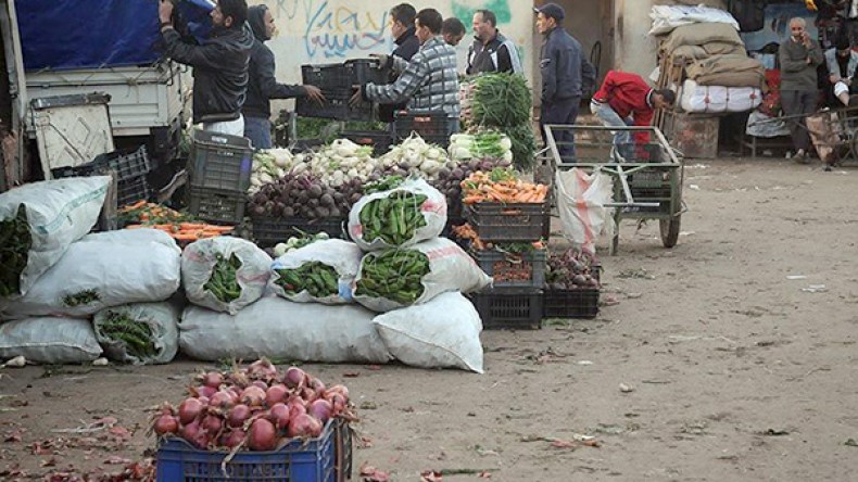 حمّالون بشهادات جامعية للانتقام من البطالة
