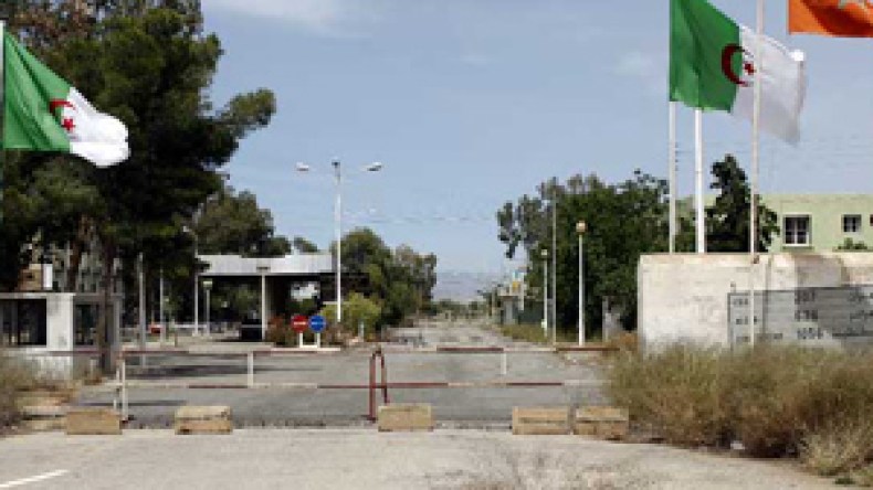 مغاربة يحرقون بطاقات تعريفهم ويهددون باللجوء إلى الجزائر