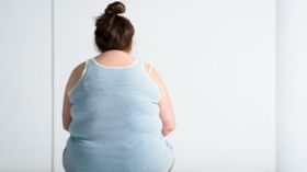 كان يتحرج من الخروج مع ابنته ثم قاطعها