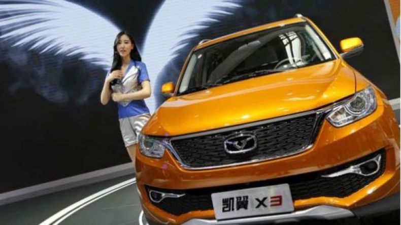 الصين تمنع شركات السيارات من الترويج لمعروضاتهم بالحسناوات