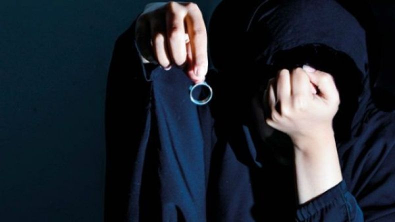 نساء يخفين طلاقهن ويتقمّصن دور المتزوجات حماية لأنفسهن!