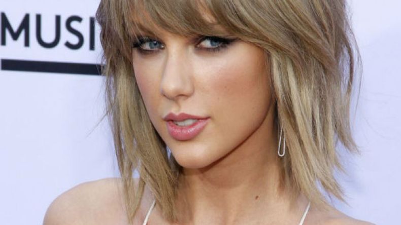 مغنية أمريكية تهزم ميسي ورونالدو!