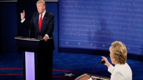 ترامب يتوقع “تزوير” الانتخابات وكلينتون تتهمه بتلقي دعم روسي