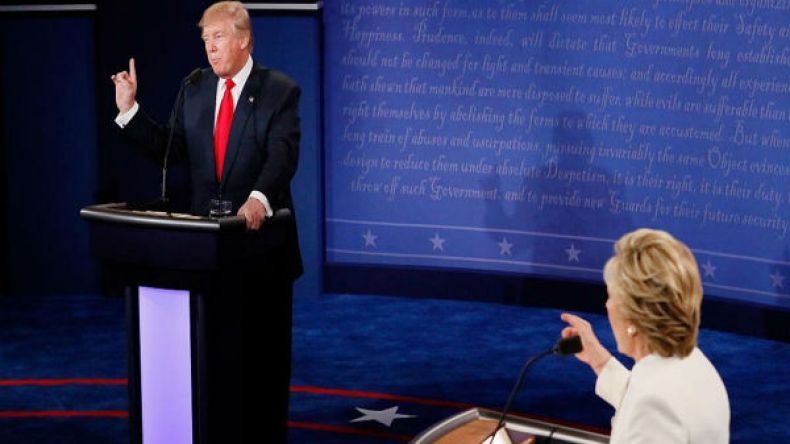 ترامب يتوقع “تزوير” الانتخابات وكلينتون تتهمه بتلقي دعم روسي