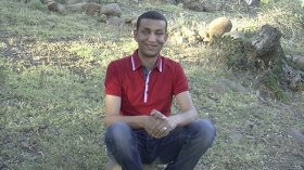 حفظي القرآن أهلّني لأكون منشدا عالميا والله عوّضني نقص البصر