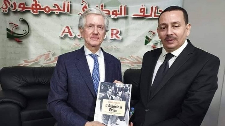 ساحلي يهدي السفير الفرنسي كتابا حول إيفيان