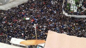 آلاف المودعين يشيعون جثمان الفنان أعمر الزاهي