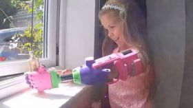 رد فعل طفلة تستخدم ذراعها لأول مرة