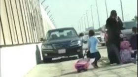 رد فعل أم وطفليها لحظة صعود سيارة الرصيف بالسعودية