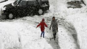 أم تعاقب طفليها بالسير 7 كيلومترات في أجواء قاسية.. والسبب؟