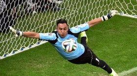 حينما يعبث حارس بمهاجم !