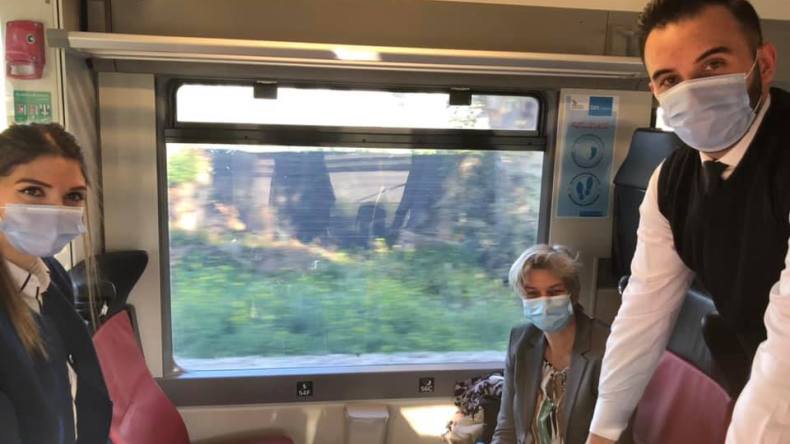 بالصور.. سفيرة هولندا تسافر إلى وهران عبر القطار