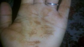 فتيات يتفاجأن بوجود حناء على أيديهن في الصباح!