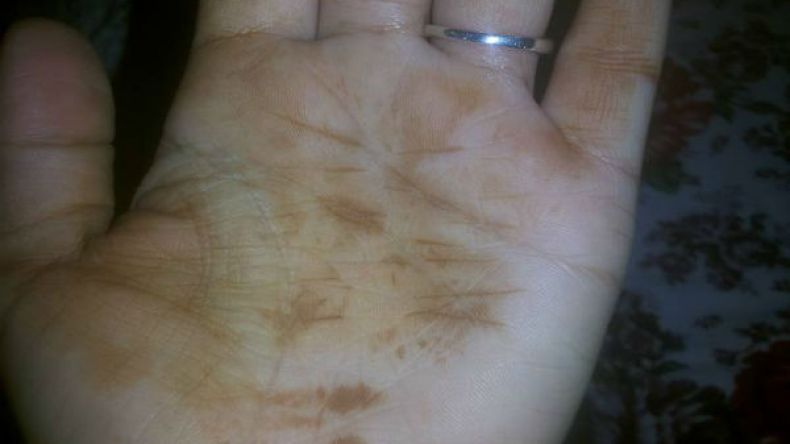 فتيات يتفاجأن بوجود حناء على أيديهن في الصباح!