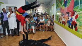 باتمان.. سوبرمان وسبيدرمان يزورون الأطفال المرضى بمستشفى بجاية