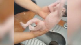 أم ترمي رضيعتها بمرحاض حمام عام وتهرب!