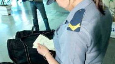 La direction des douanes menace les Douanières voilées de licenciement