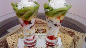 أكواب الفواكه بالكريمة