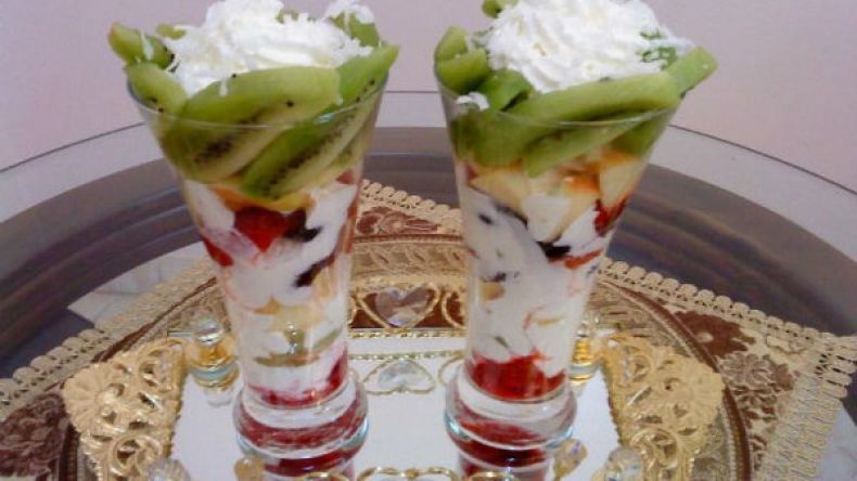 أكواب الفواكه بالكريمة